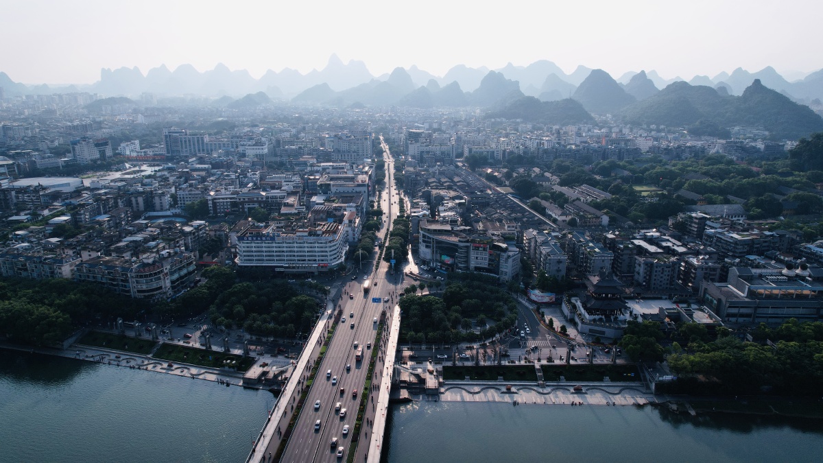 航拍桂林山城环绕