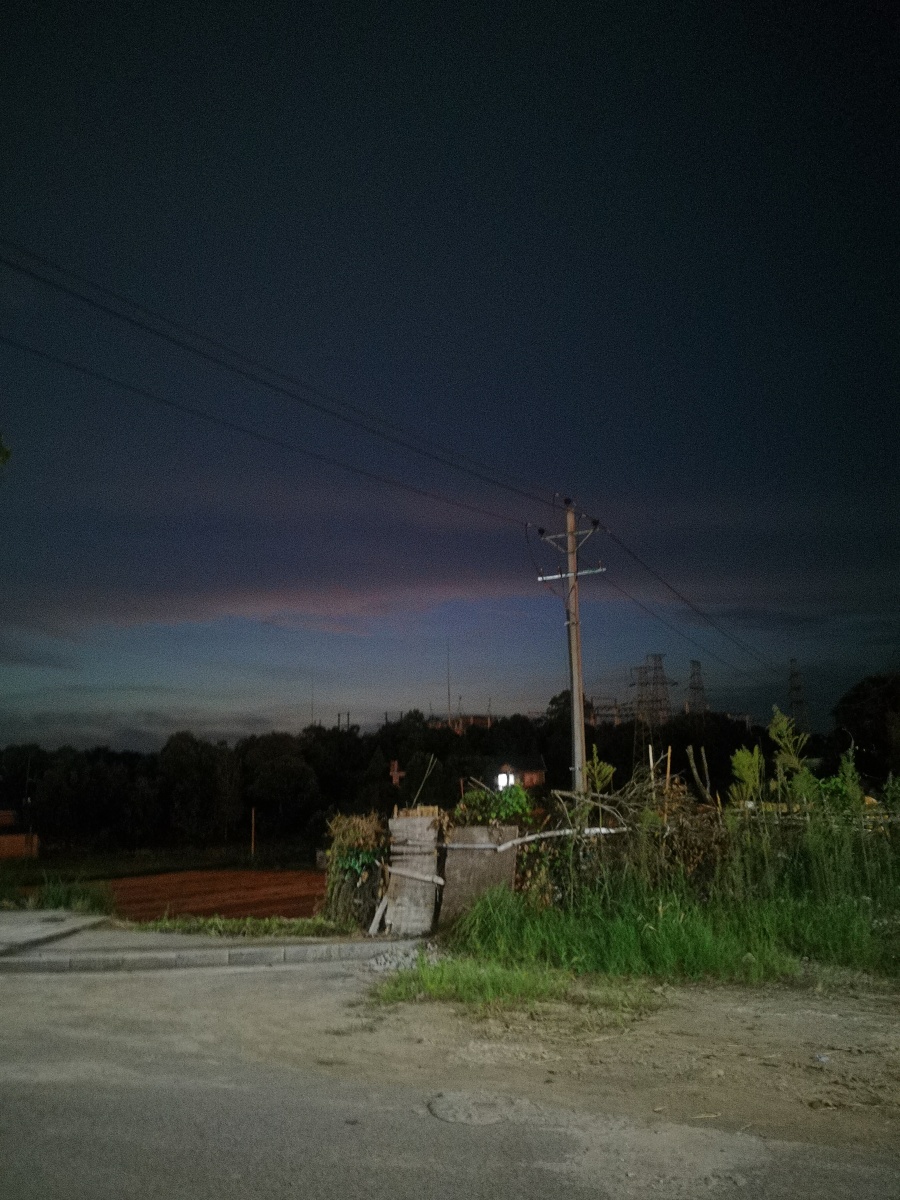 夜晚的时间悄悄拉长平时贪享晚风的路口亮起了路灯夏天结束了