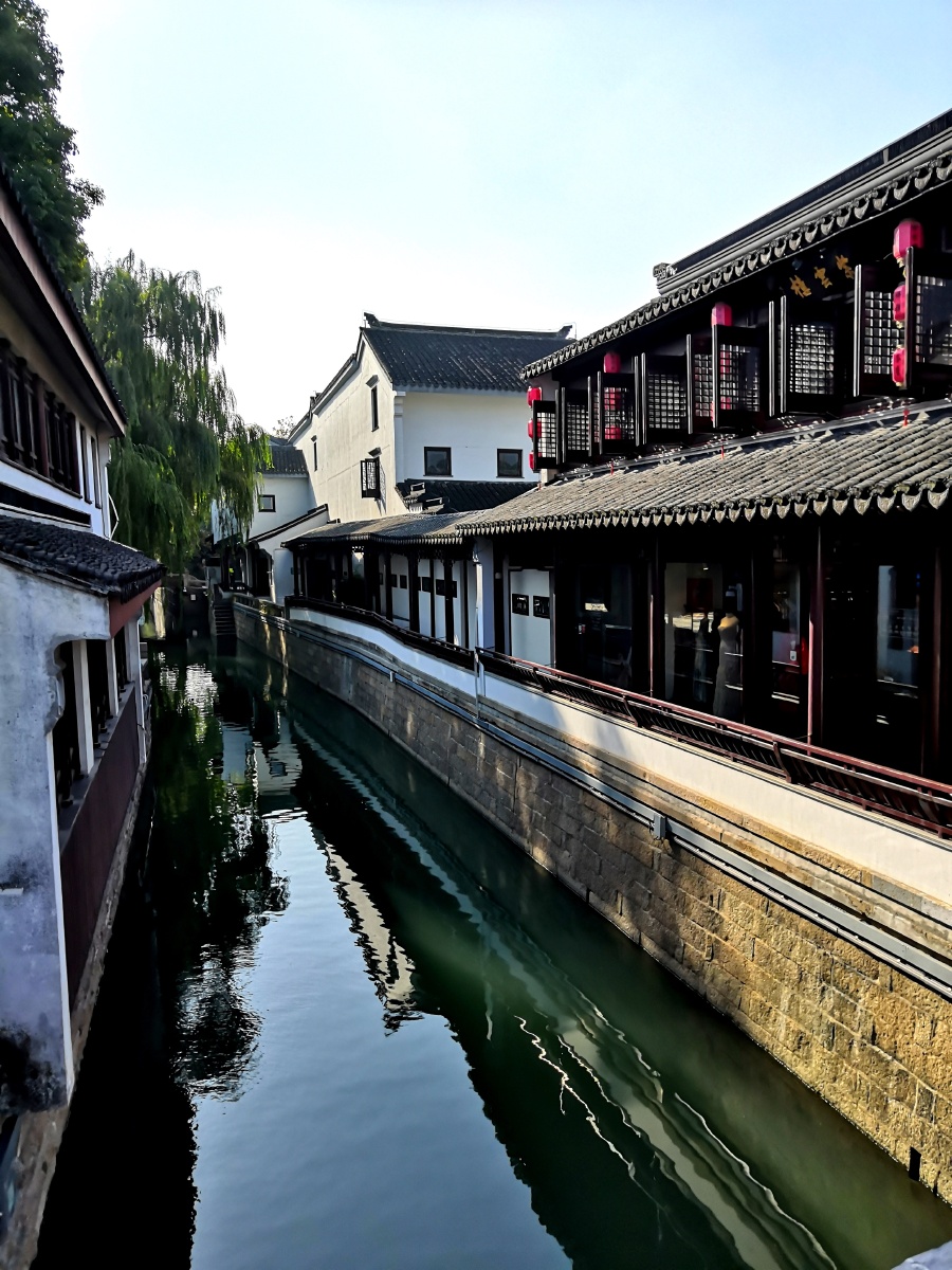 灯火辉煌的苏州水乡小镇