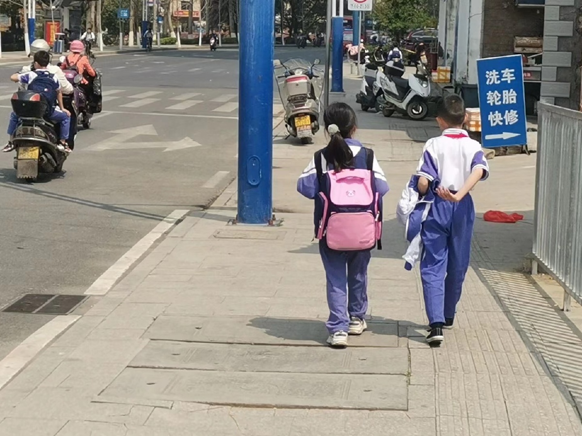 上学两个小孩背书包路上