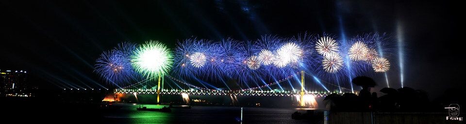 广安大桥上的烟花<br />
韩国釜山烟花节接近尾声的烟花绽放！