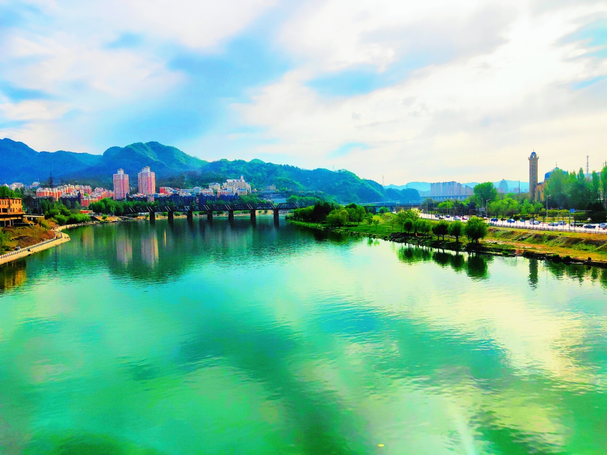 辽宁省本溪市溪湖大桥太子河美景