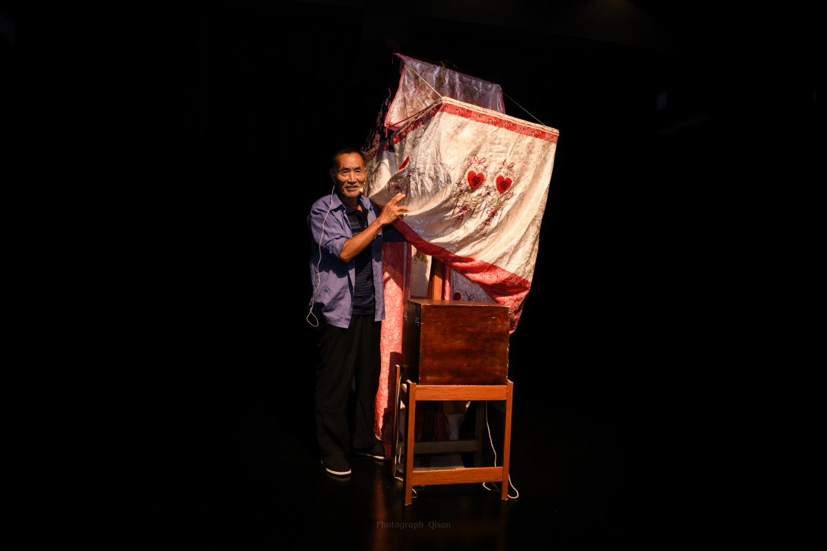 俗称"小挑子",又名猴头人子,一台戏,独腿戏,它是一种融口技,杂技,民间