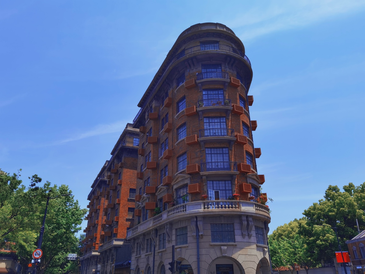 上海武康大楼,建于1924年,世界上仅存的3栋船型建筑之一.