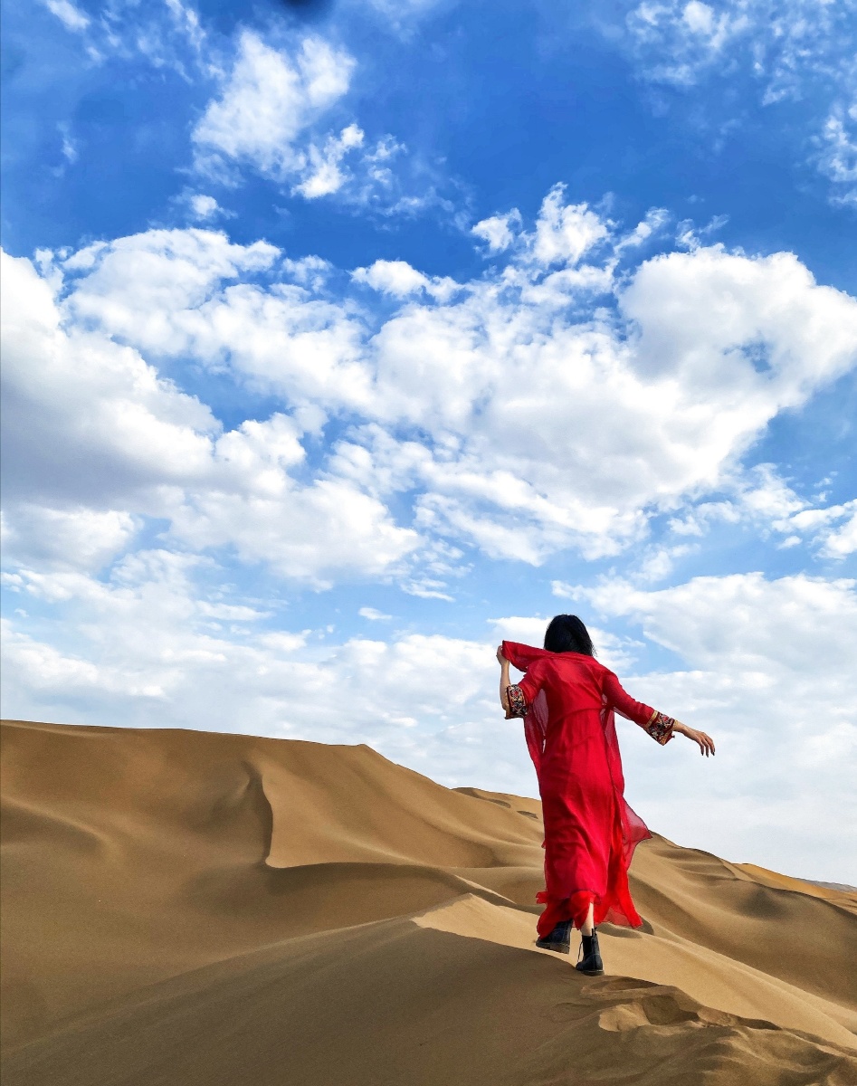 沙漠中的红衣少女