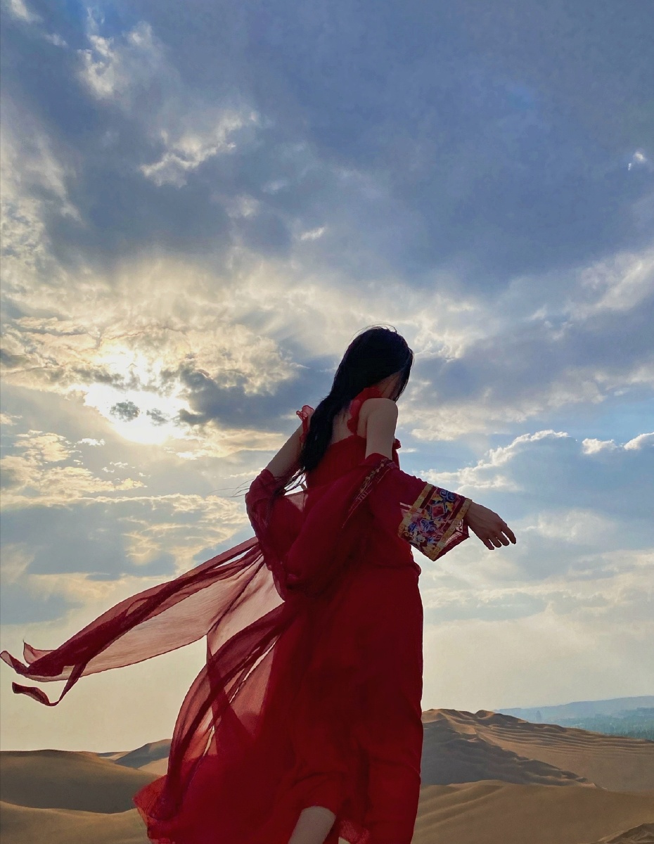 沙漠中的红衣少女