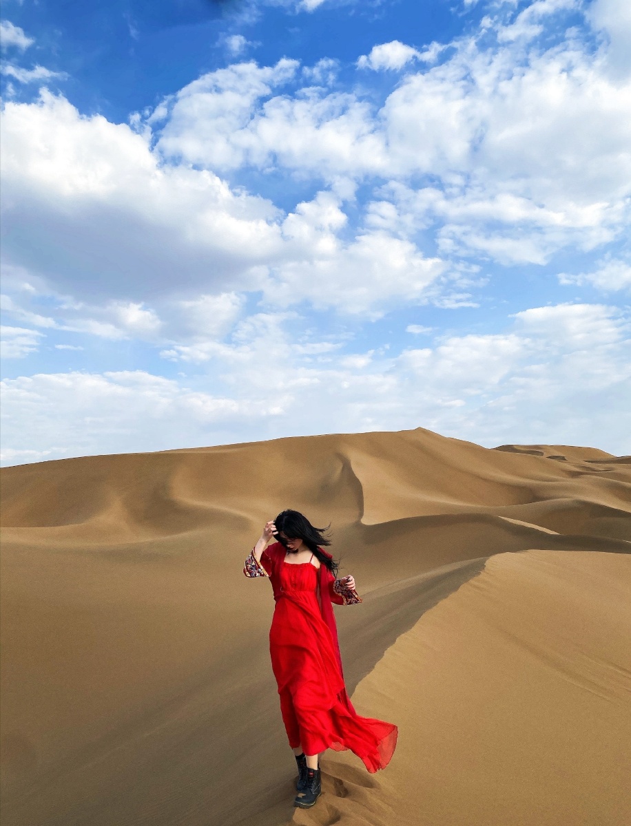 沙漠中的红衣少女