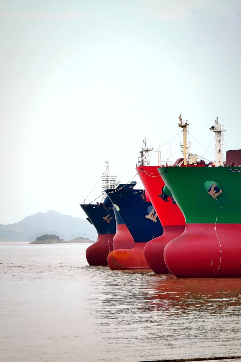 造型各异 颜色不同的货船