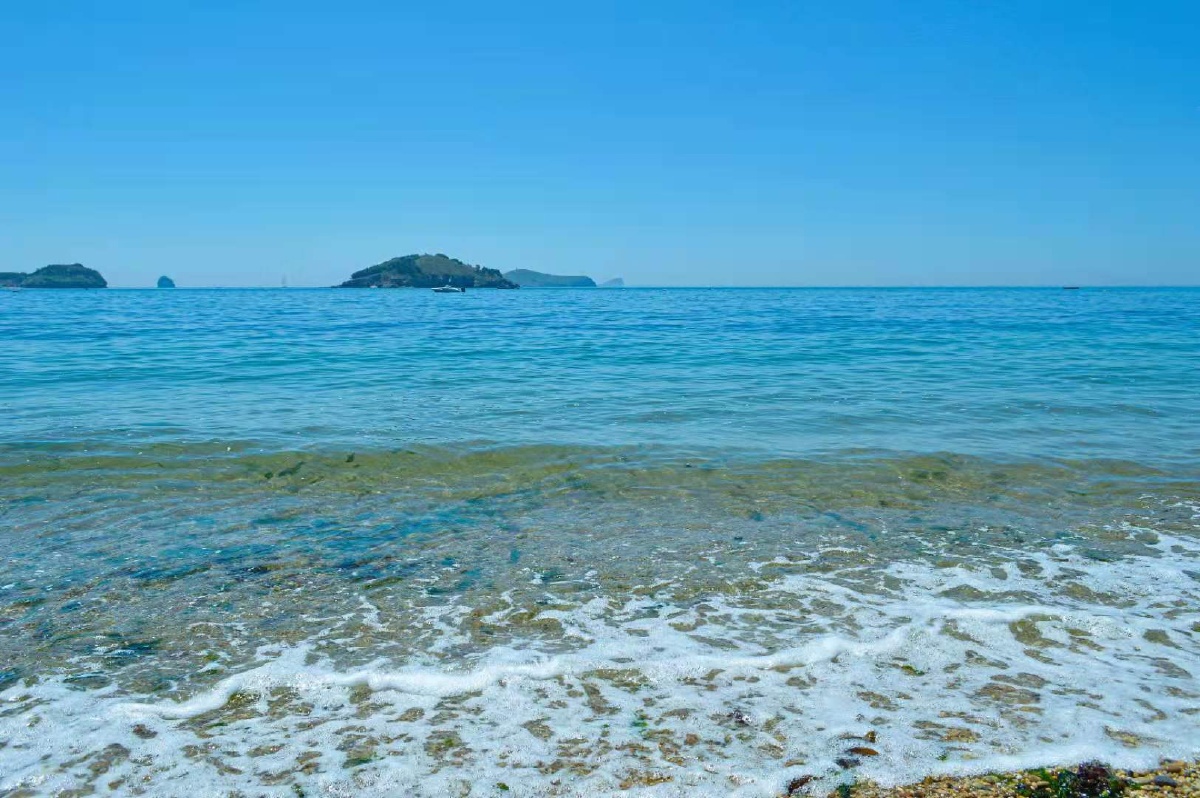 大连 付家庄 晴天碧空下清澈的海