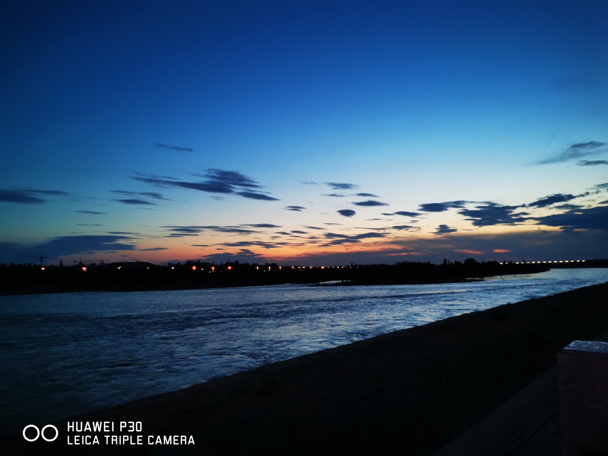 初夏伊犁河夜晚
