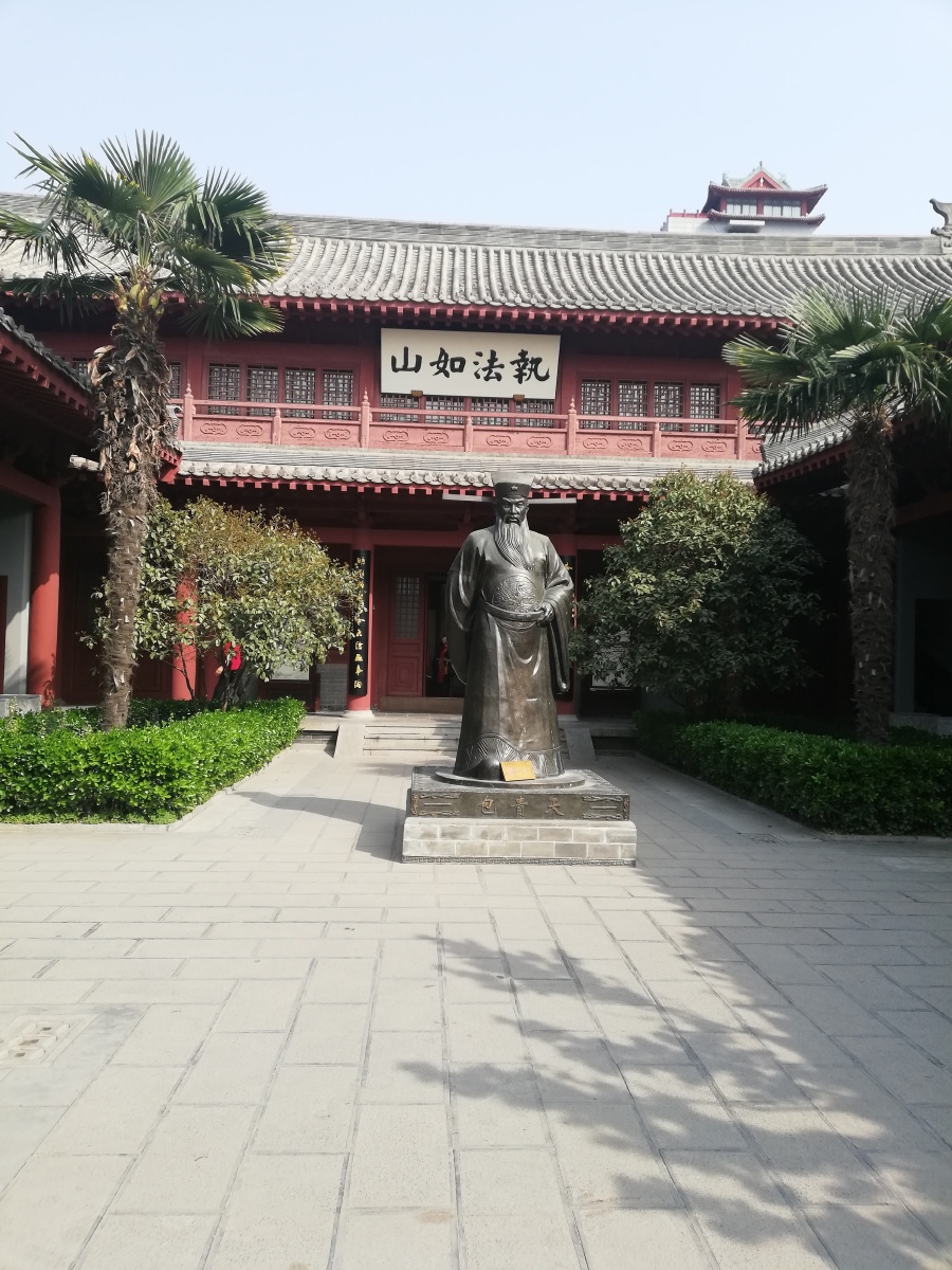 开封包公祠里的包公塑像与包公湖