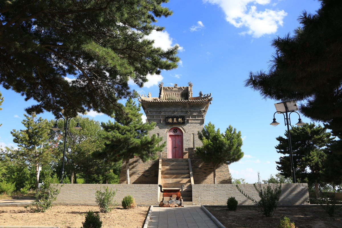 东老爷山位于陕甘宁三省交界处甘肃环县境内以砖雕壁画古建筑闻名是