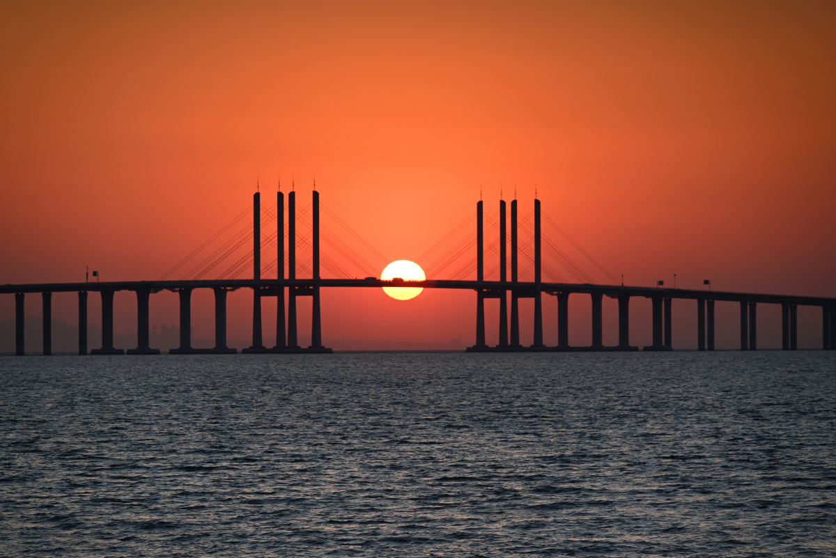 胶州湾跨海大桥上的落日