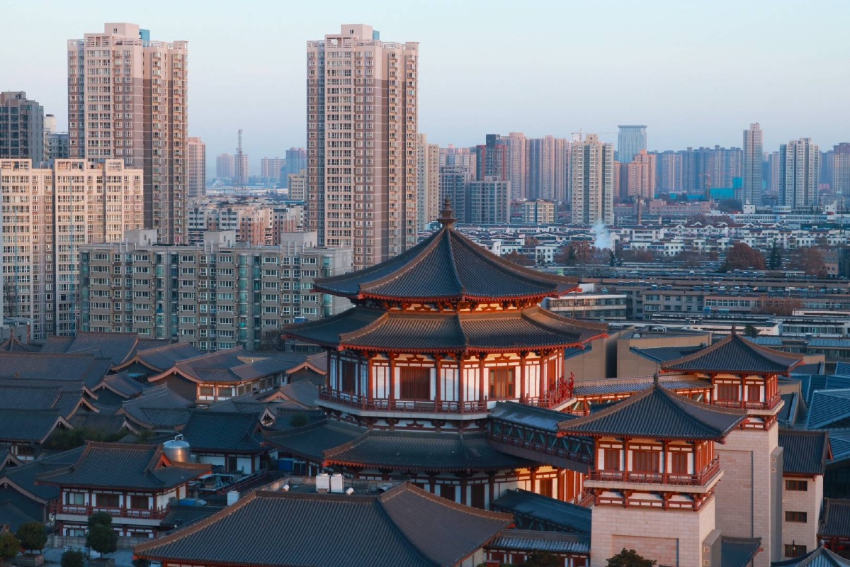 朝阳下的西安大唐西市买东西的西就是指的大唐西市古代丝绸之路的起点