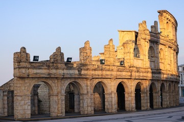16472