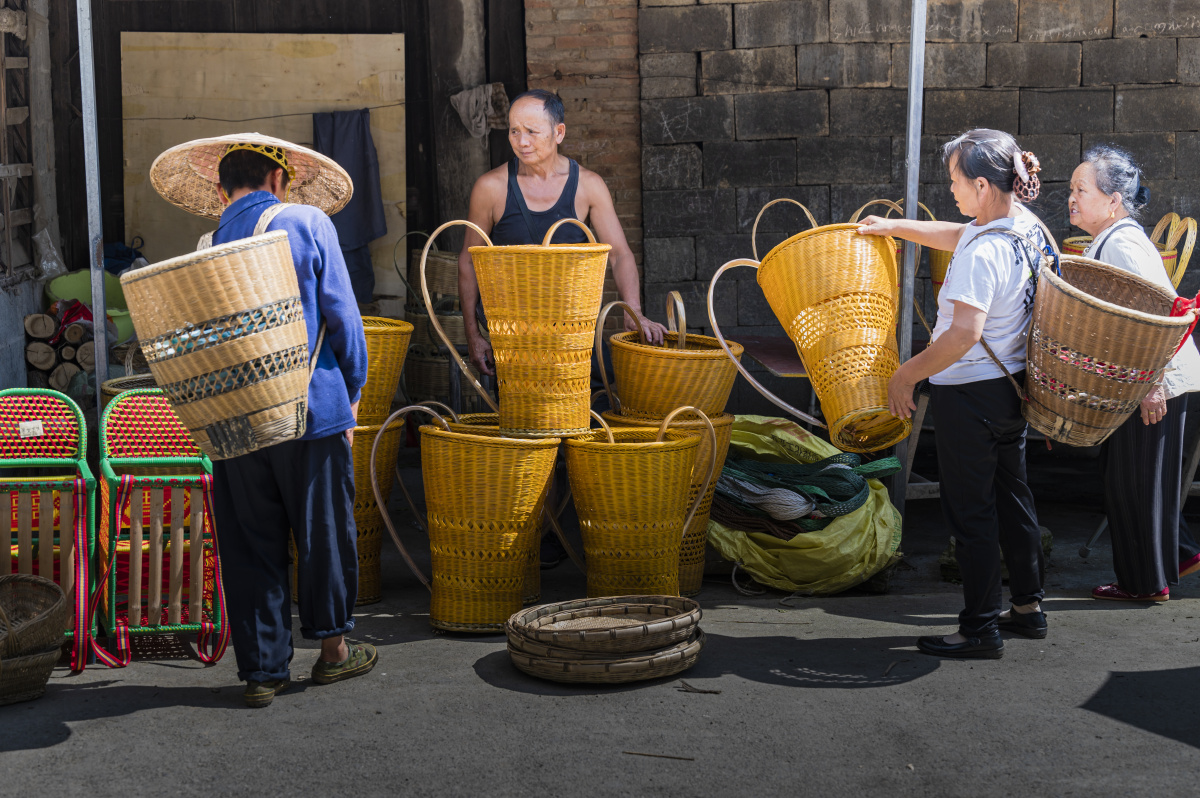 背篓,是湘西人民最常用的工具,也极具地方色彩.