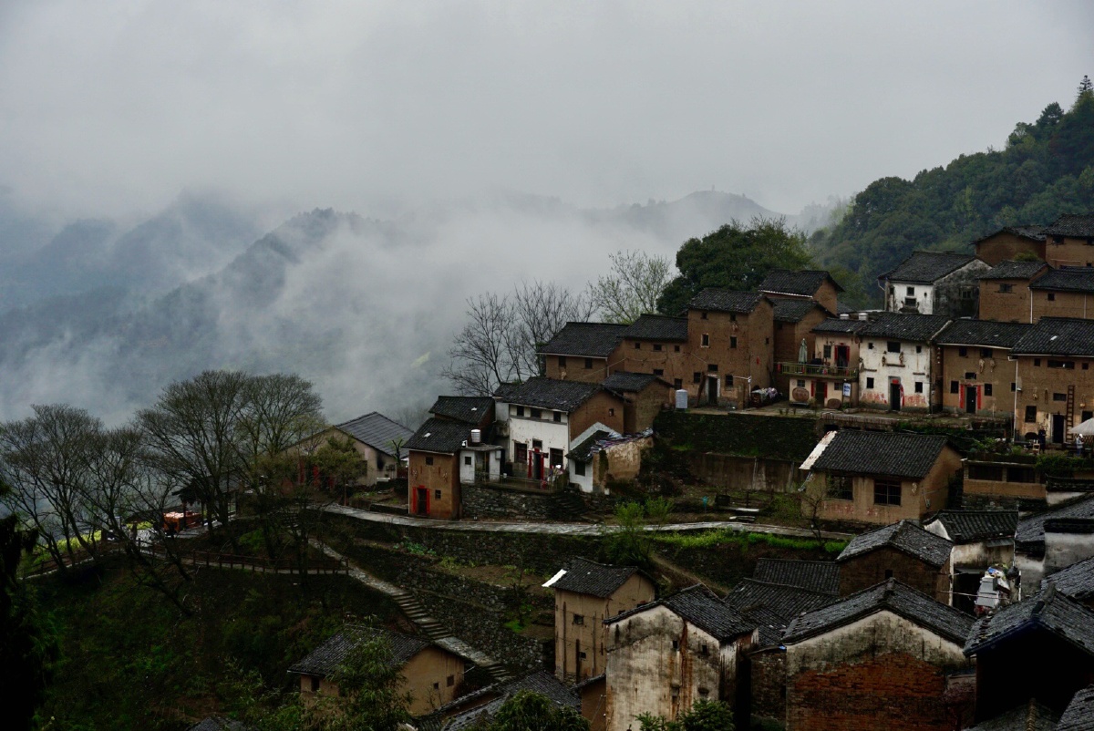 雨雾笼罩中的山村,黄土为材构筑的房子,好有中国传统特点.