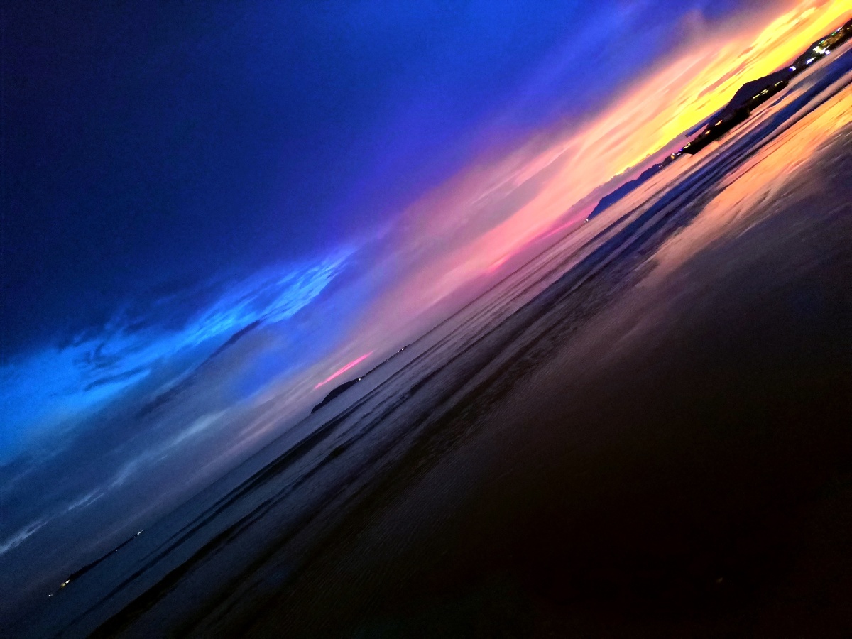 天空之美五彩斑斓的晚霞宛如沙画的青云若影若现的彩虹桥祖国地图状的