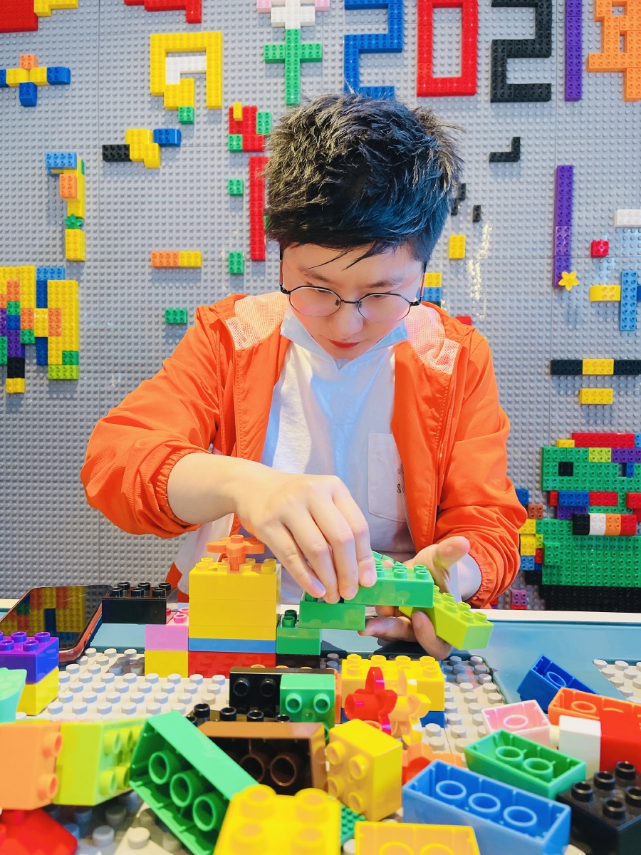 你有多久没有像孩子一样专注开心的玩着积木了好想回到童年那单纯快乐