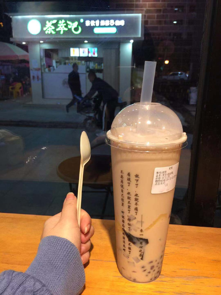 一个人吃饭会孤单一个人喝奶茶却不会