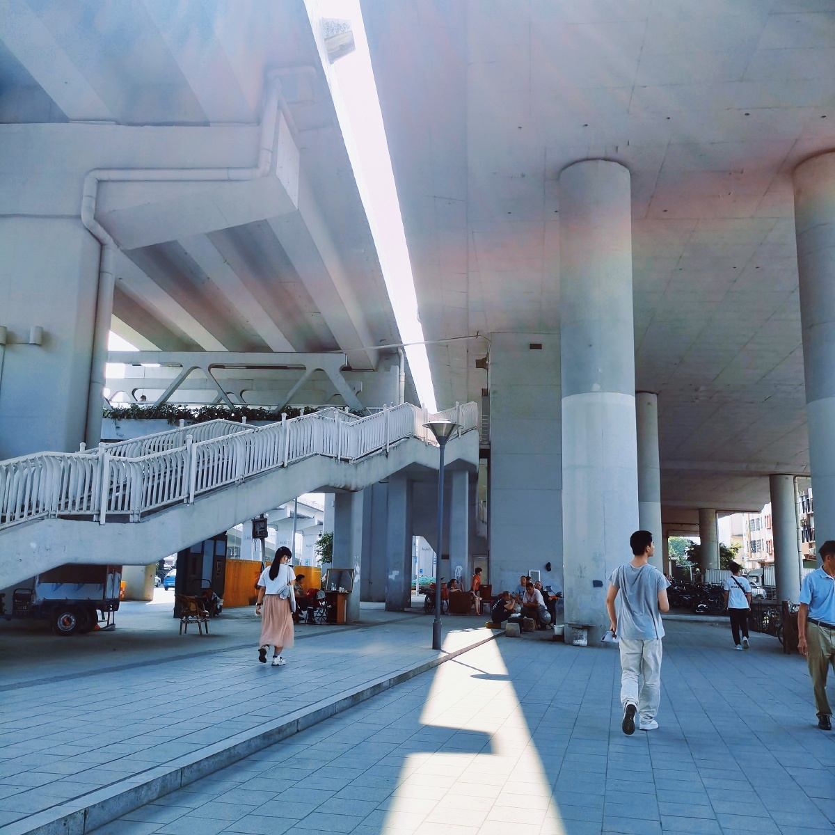 天桥底下的彩虹