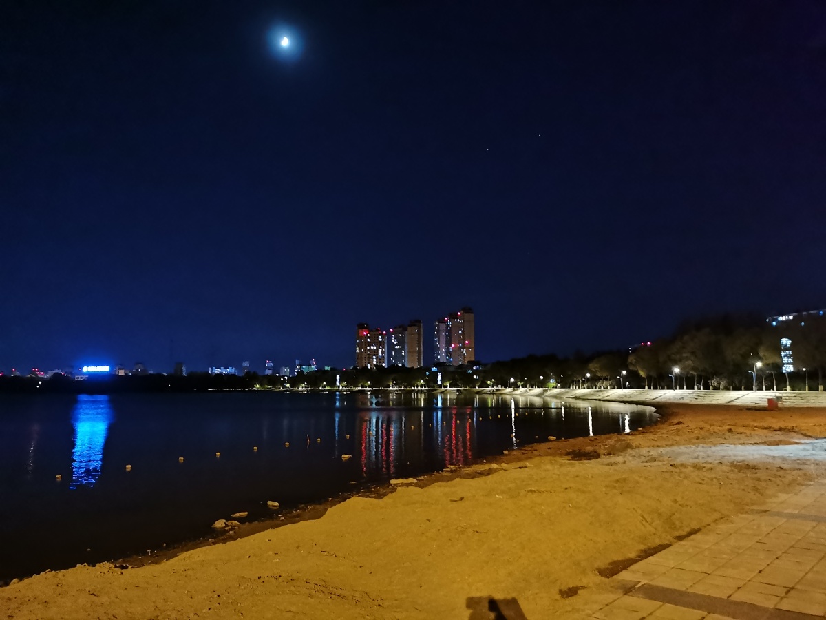 夜晚的城市生活静静流淌在心里