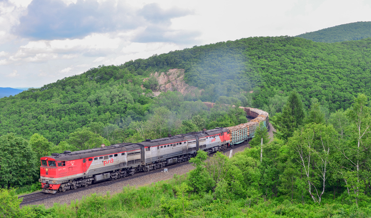 刚刚钻出绥芬河一号隧道,行驶在格罗迭科沃-绥芬河间的套轨铁路上