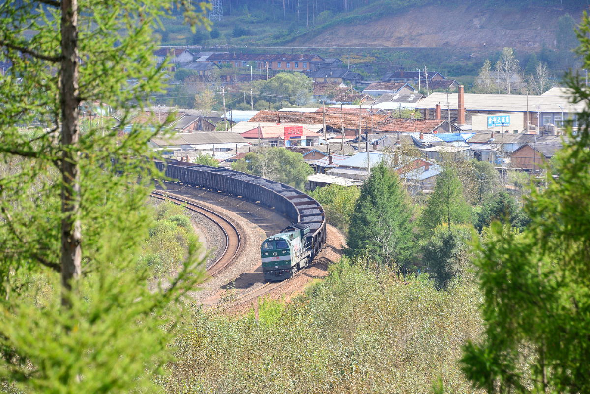 通过圣浪站k7146次雾霭中钻出群山接近神树站k547次风雨中离开神树站