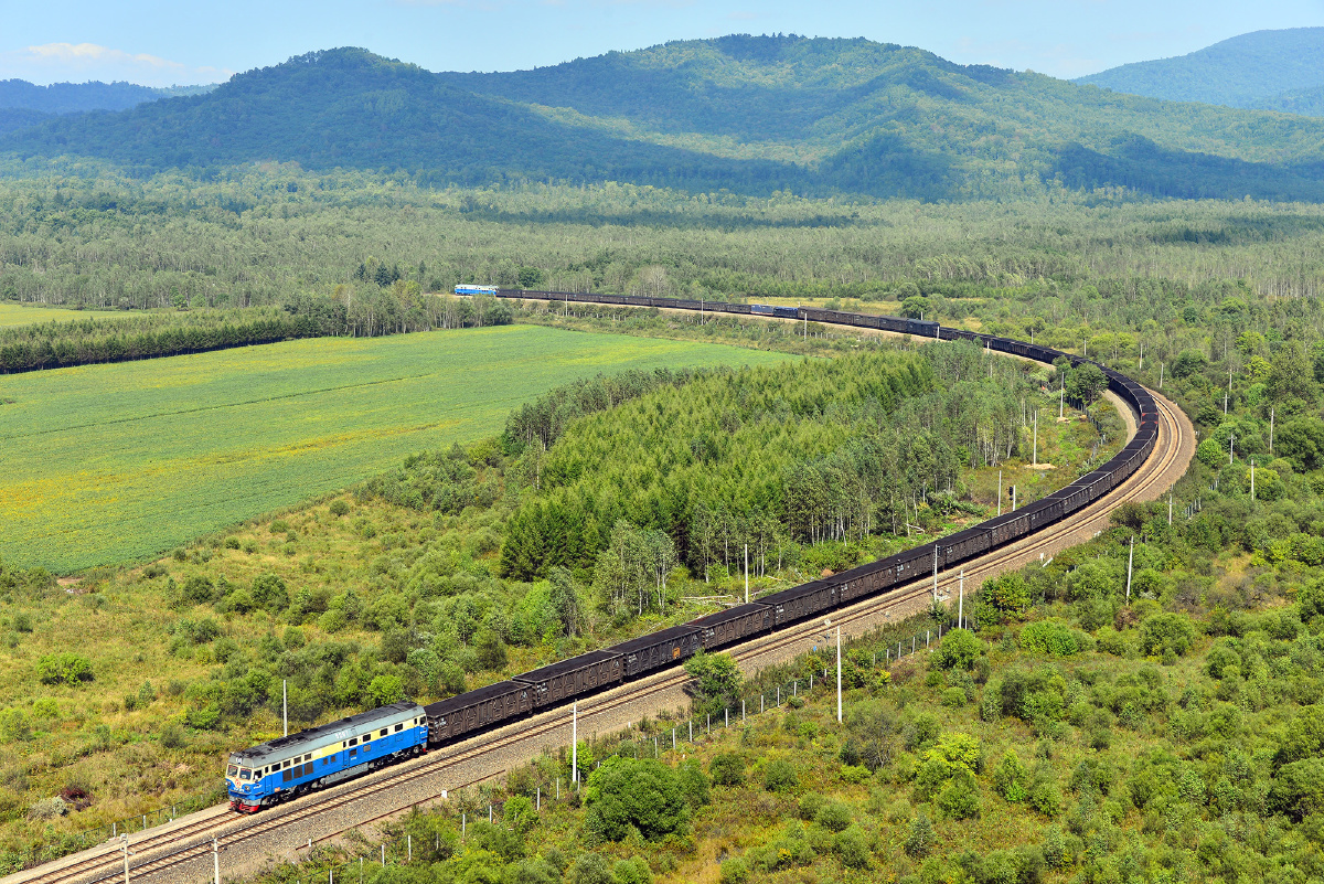 84064次通过界山第一弯,后推补机和本务都由df4c担当客车k547次通过界