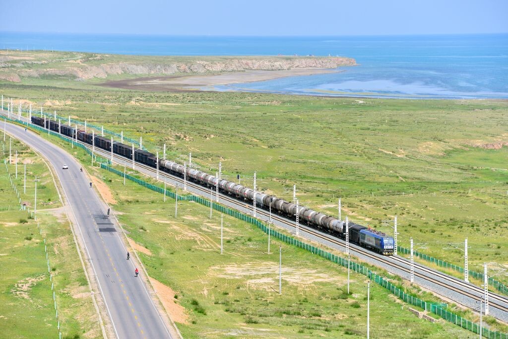 青海湖畔的西去货车