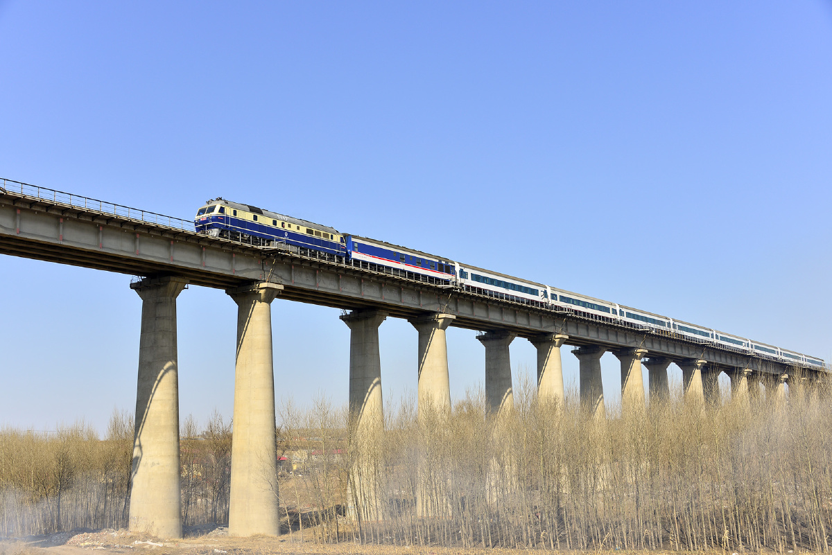 先行通过的货车已经上了松花江大桥特5005会k7108hxd3d牵引2052次 几