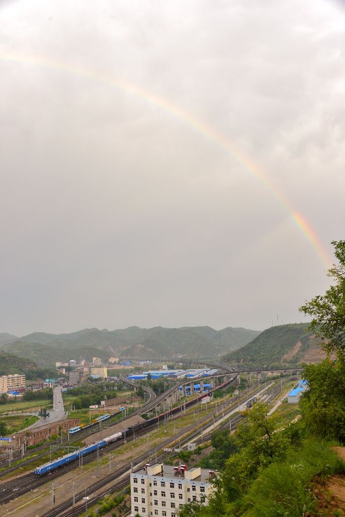 虹桥下的双铁八货列进绥德站