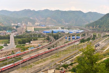 银川-郑州和呼和浩特-昆明同时从绥德站出发，去往不同的方向