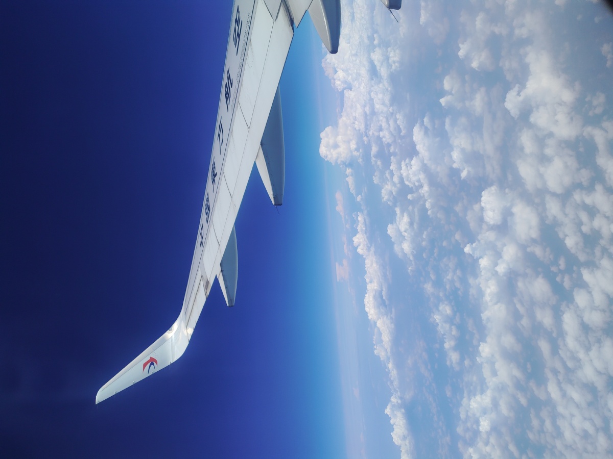 蓝天白云旅行飞机高空云窗外