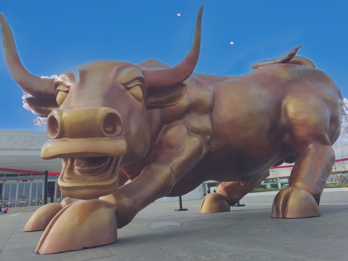牛气冲天雕塑
