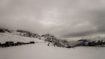 翻越雪栏山