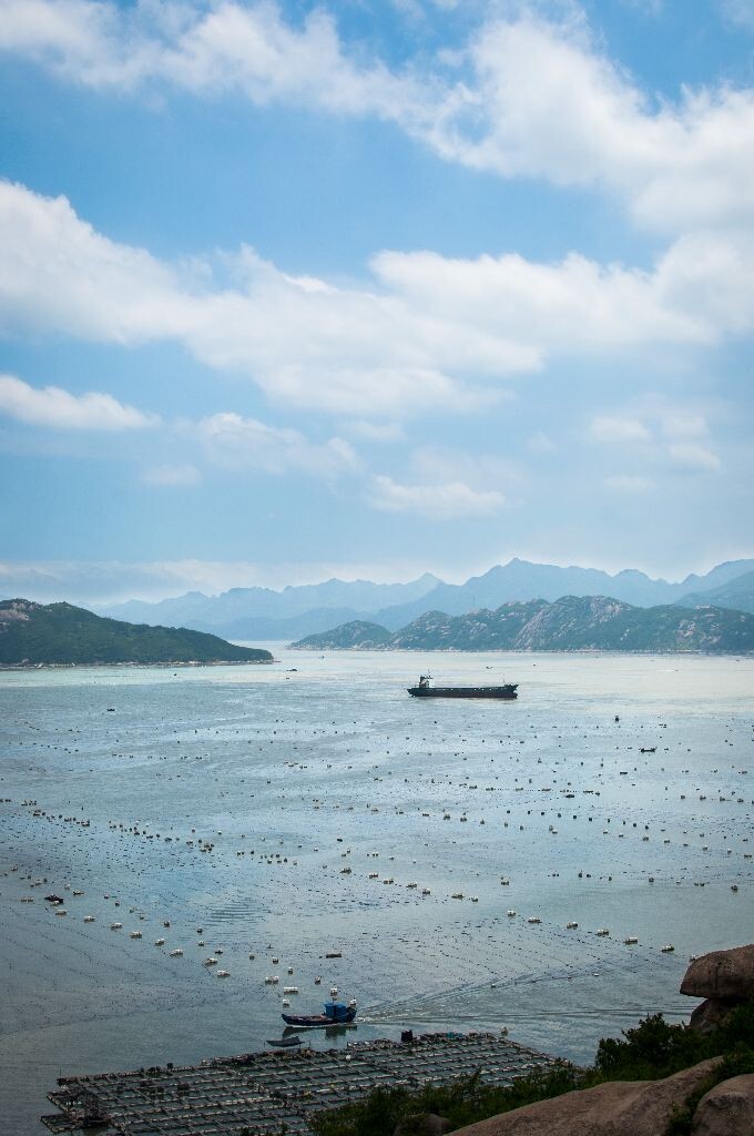 摄于三都澳。三都澳又名三沙湾，位于福建省宁德市东南部，为中国1.84万公里黄金海岸线的中点。距宁德市区30千米，为闽东沿海的“出入门户，五邑咽喉”，是世界级天然深水良港。