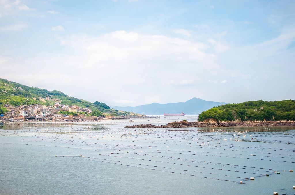 摄于三都澳。三都澳又名三沙湾，位于福建省宁德市东南部，为中国1.84万公里黄金海岸线的中点。距宁德市区30千米，为闽东沿海的“出入门户，五邑咽喉”，是世界级天然深水良港。