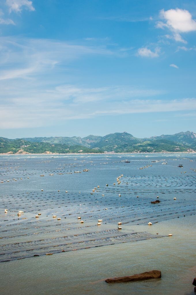 摄于三都澳。三都澳又名三沙湾，位于福建省宁德市东南部，为中国1.84万公里黄金海岸线的中点。距宁德市区30千米，为闽东沿海的“出入门户，五邑咽喉”，是世界级天然深水良港。