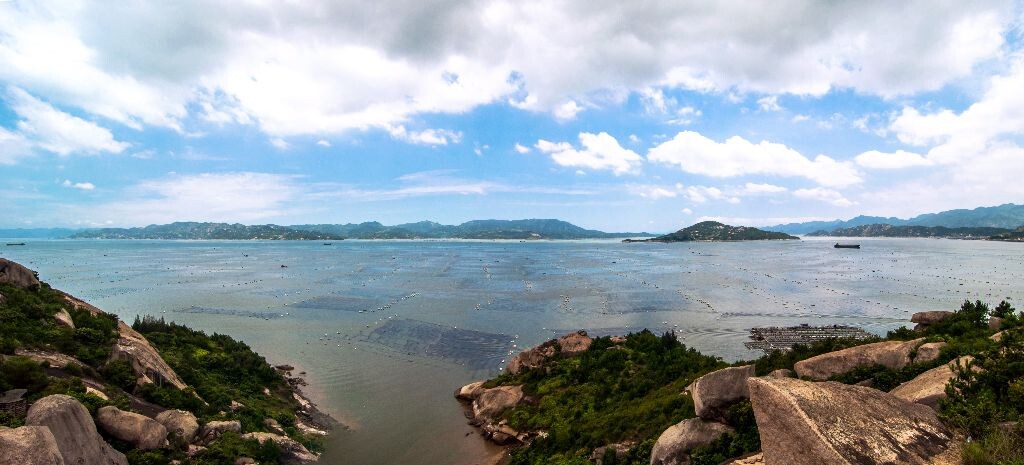 摄于三都澳。三都澳又名三沙湾，位于福建省宁德市东南部，为中国1.84万公里黄金海岸线的中点。距宁德市区30千米，为闽东沿海的“出入门户，五邑咽喉”，是世界级天然深水良港。