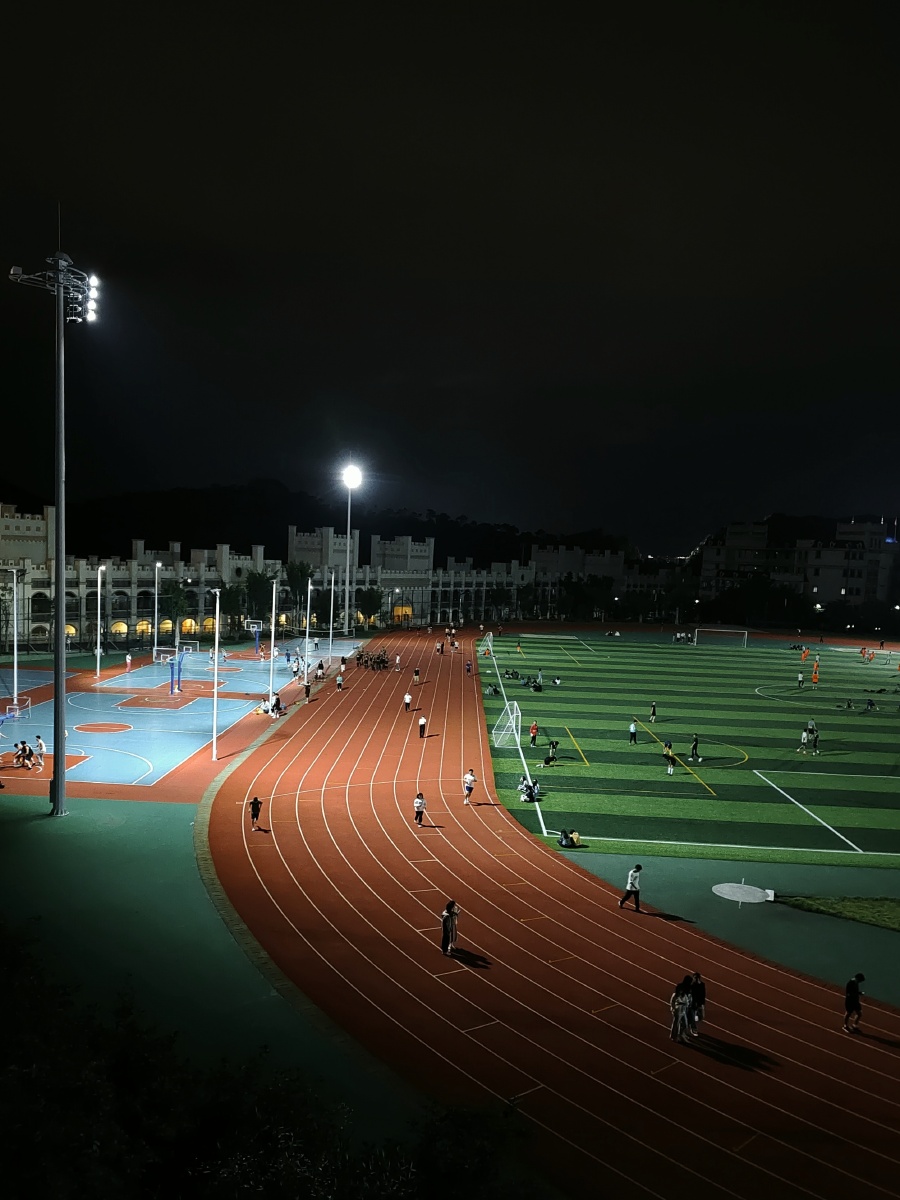 夜间的运动场