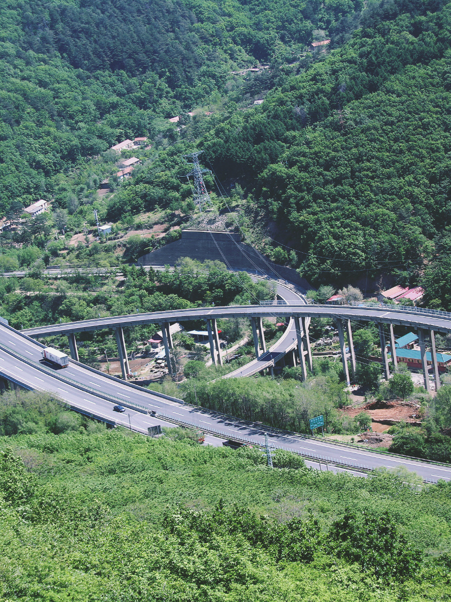 高架桥通深山