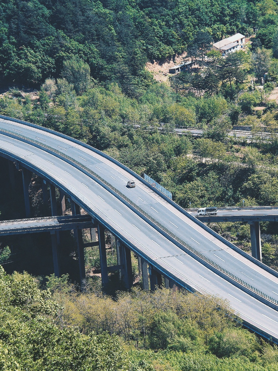 高架桥通大山