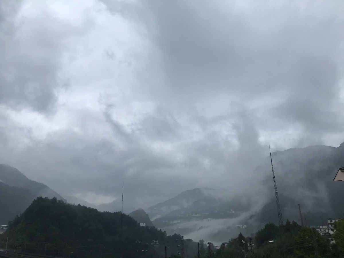 雨天的天空,孤独充满了全部