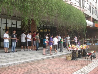 20090903台湾大学生过中元节“拜拜”