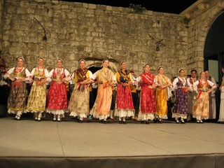 20090608Dubrovnik舞蹈的少女纷繁多样的克罗地亚服饰