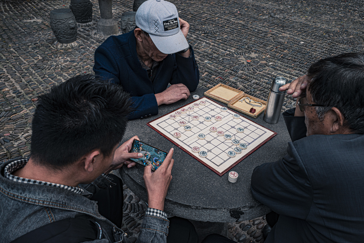 老年人玩象棋,年轻人玩手游,各玩各的,互不干扰双人旁走之底关注