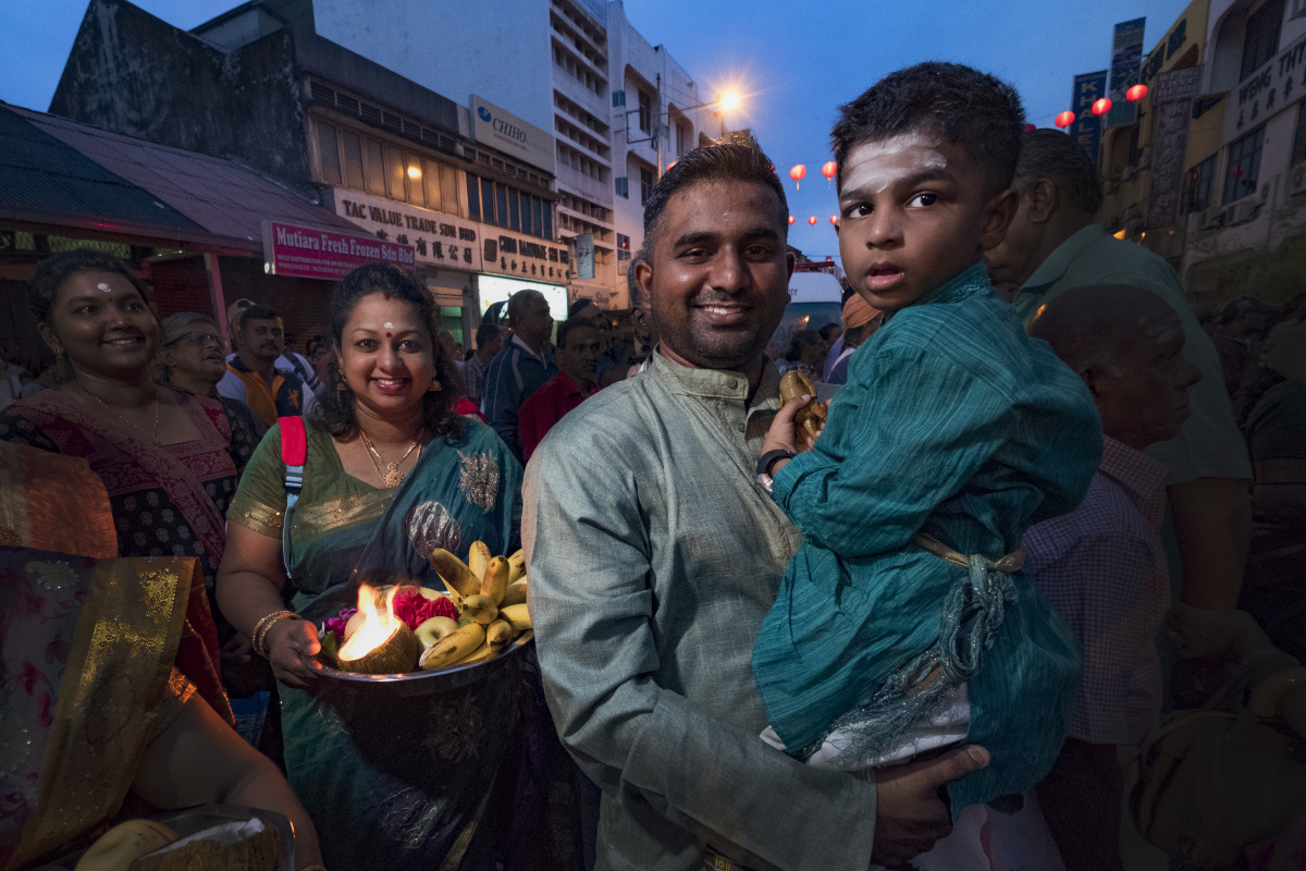盛装参与大宝森节庆典的婆罗门教一家
