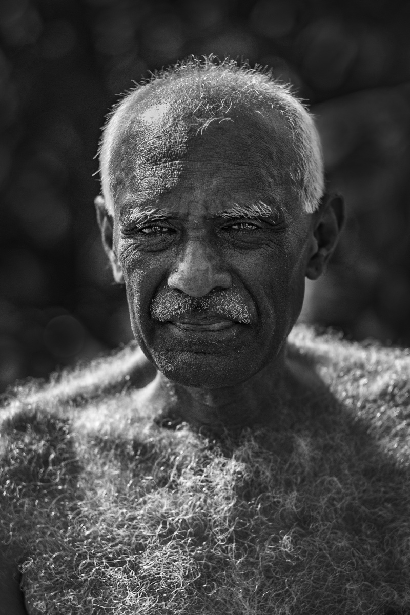 婆罗门教徒一早在广场进行冥想静心,为准备当天游行活动前把小针刺刺