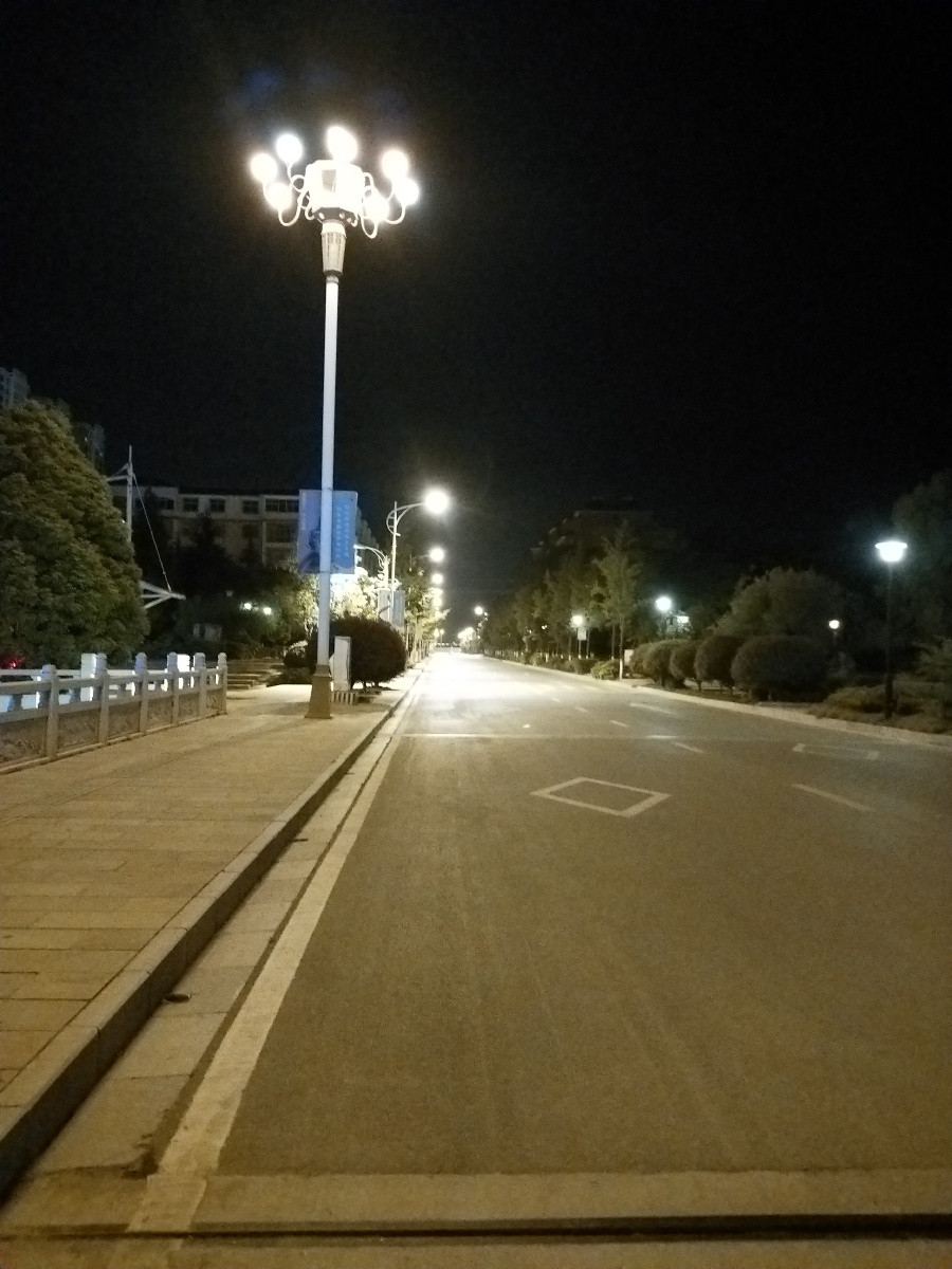 夏日寂静的夜里一个孤魂与一具无魂的身体在街上游